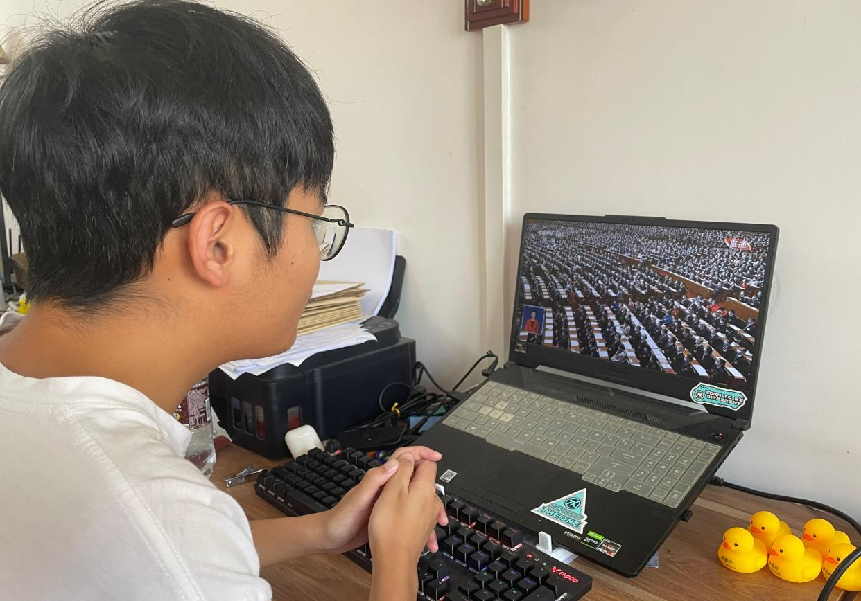 學生利用電視觀看大會直播