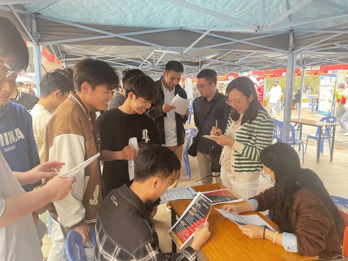 馮業書記現場走訪企業并指導學生參加面試