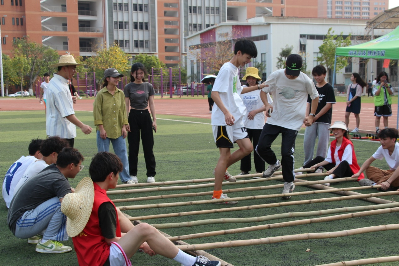 同學們體驗跳竹竿舞