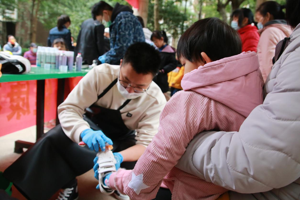 為社區小孩擦洗鞋