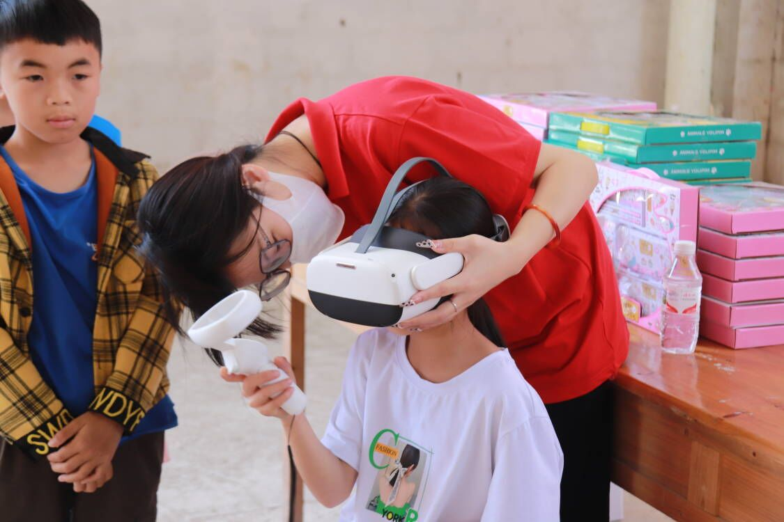 村民們體驗VR眼鏡場景