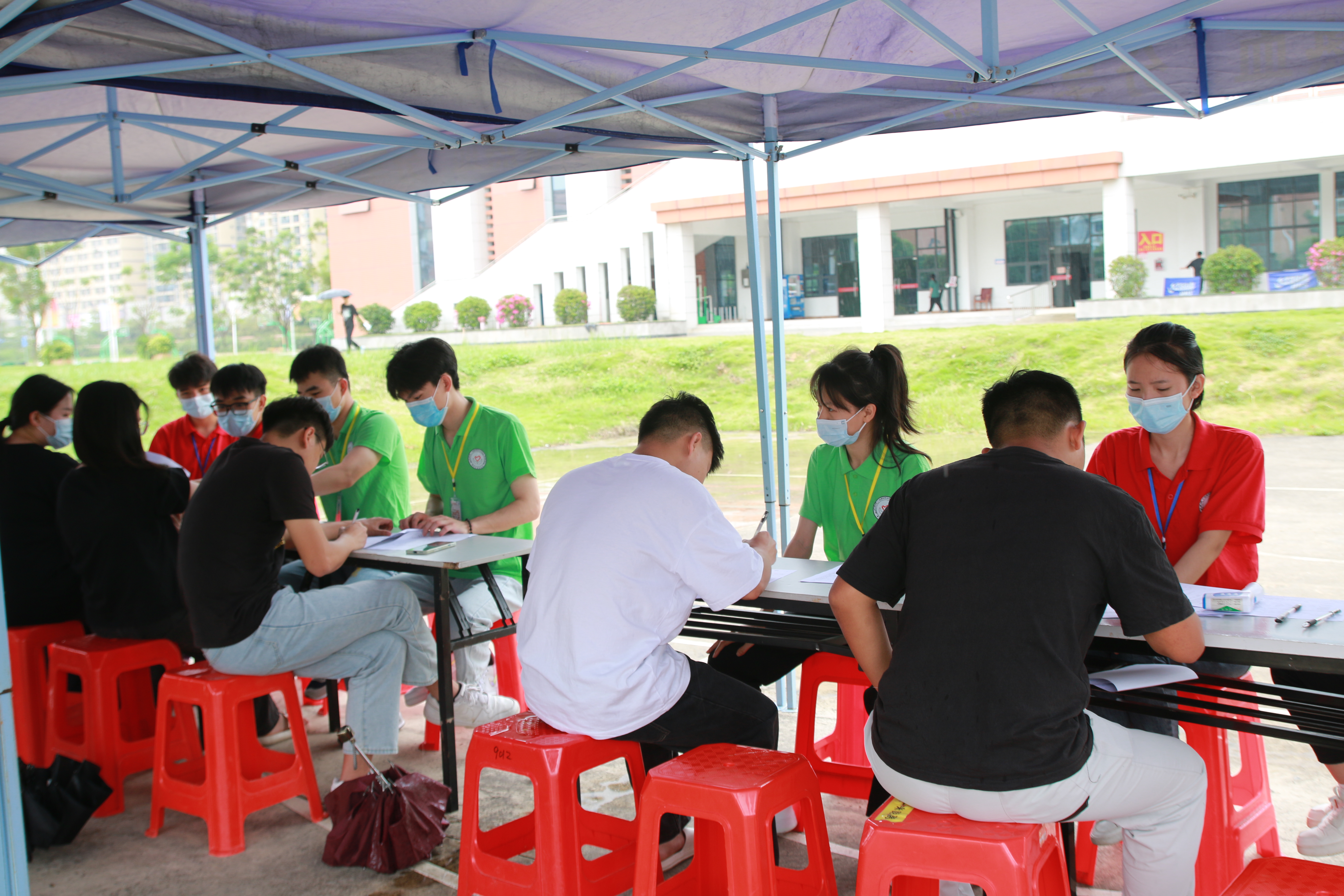 獻血的同學們登記信息