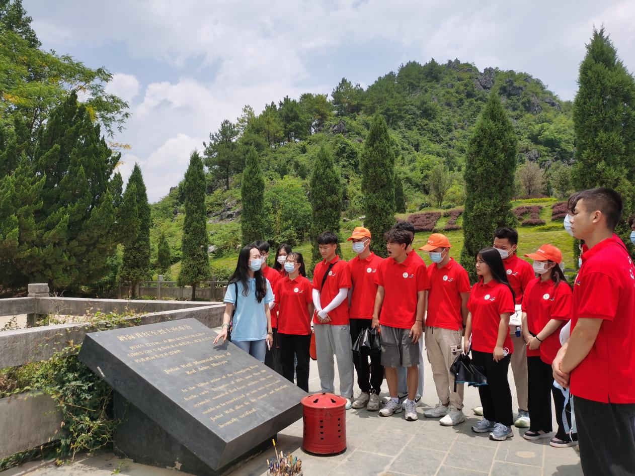 實(shí)踐團(tuán)聆聽(tīng)紅軍烈士在酒海井壯烈犧牲的故事