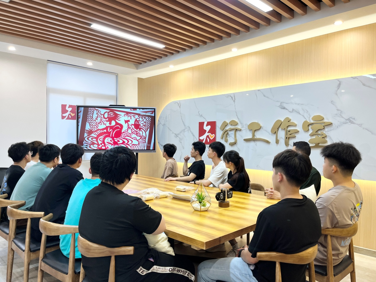 師生共同觀看紀錄片《非遺·匠心》