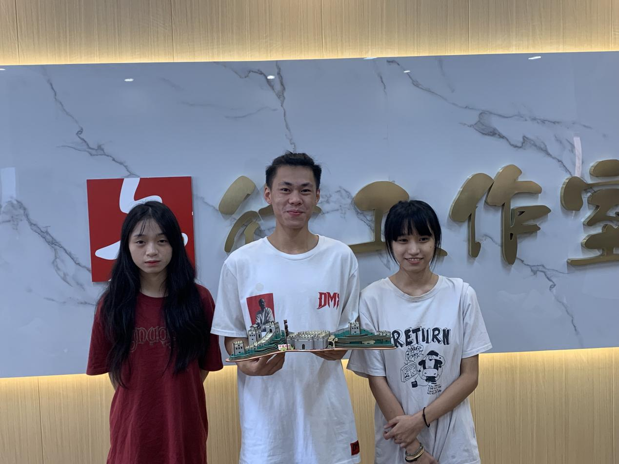 學(xué)生團(tuán)隊(duì)正在進(jìn)行作品展示