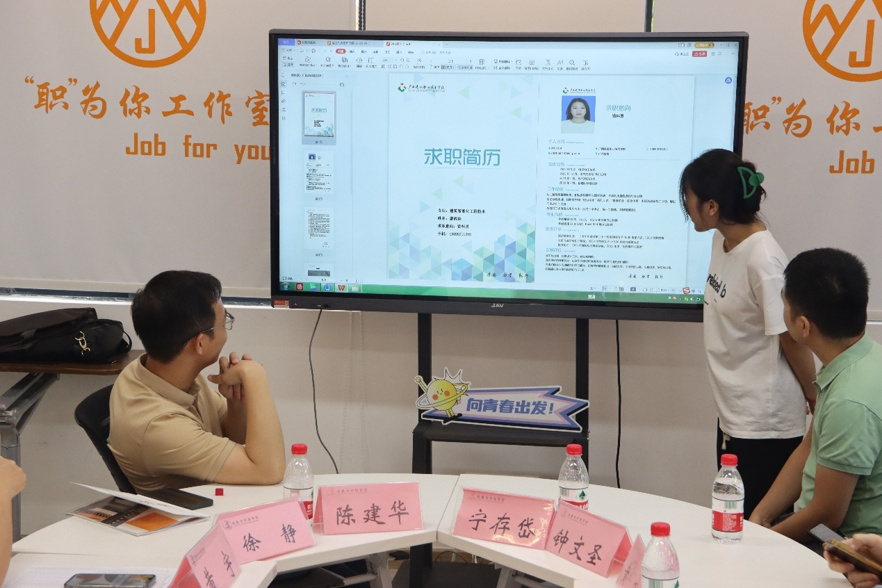 陳建華總經(jīng)理對同學(xué)遞交的簡歷進行指導(dǎo)