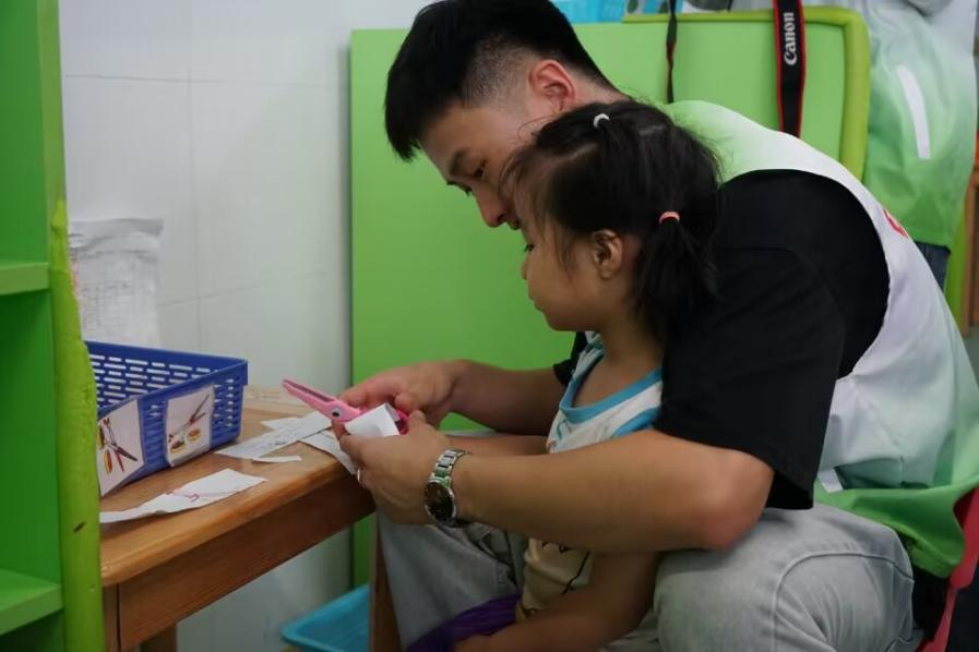 引導(dǎo)小朋友完成課堂作業(yè)