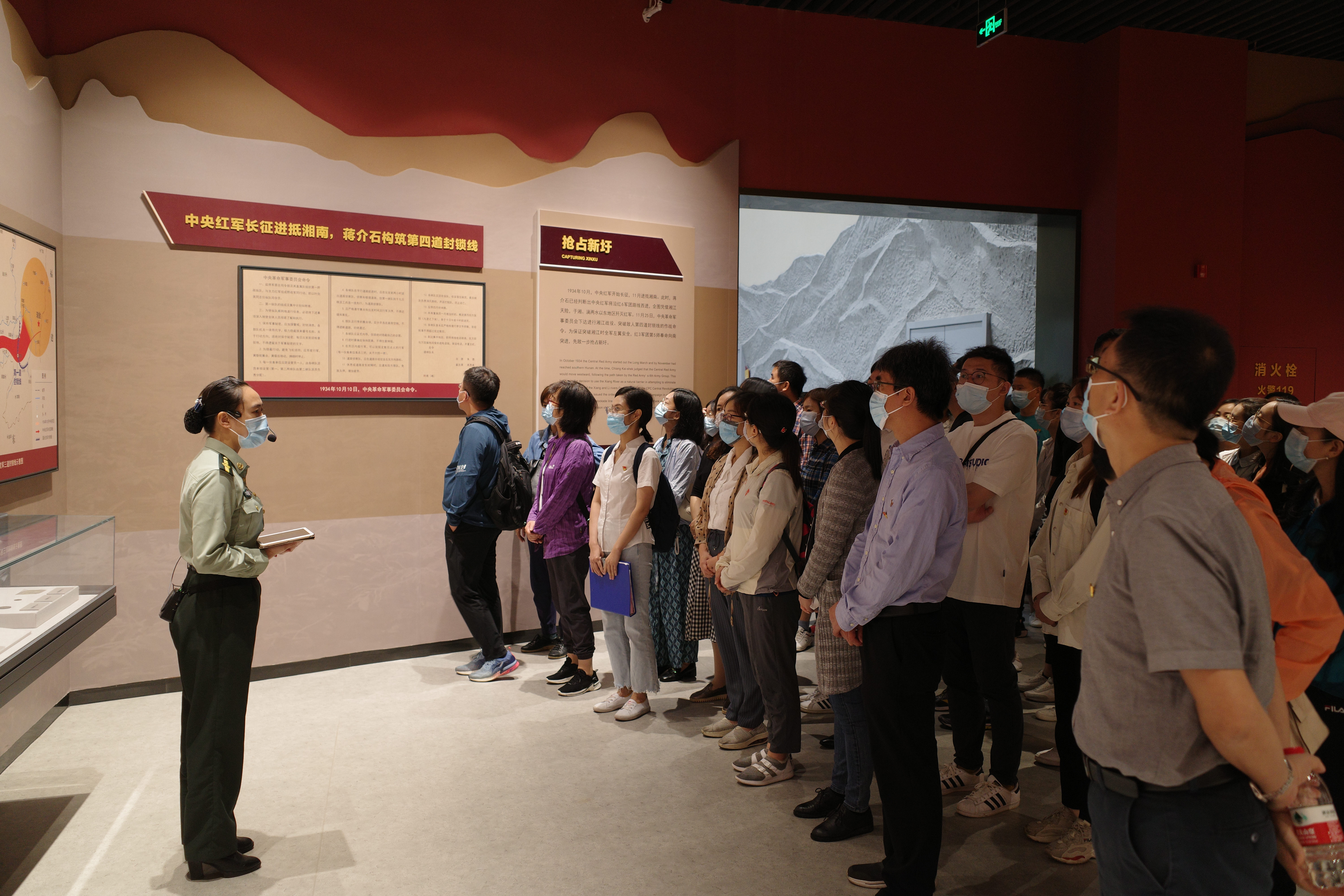 學習新圩阻擊戰中的感人事跡