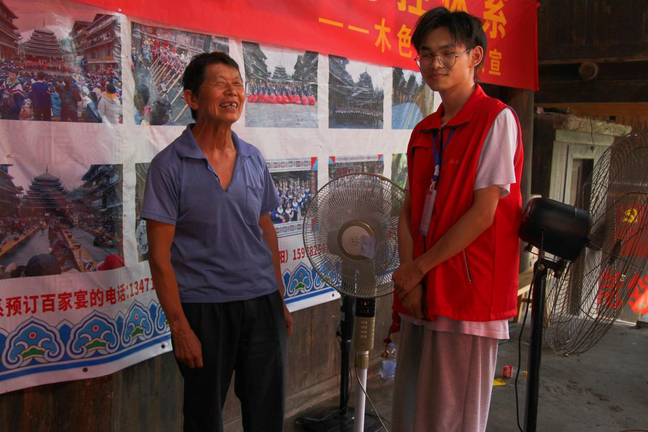 村民拿到修好的電器后露出滿意的笑容