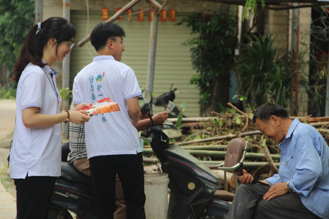 “一方凈水”隊員進村入戶進行用水安全知識宣講