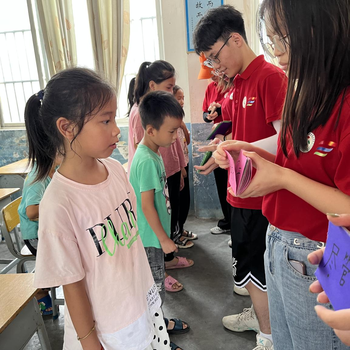 小朋友們在認真通關易錯字音題