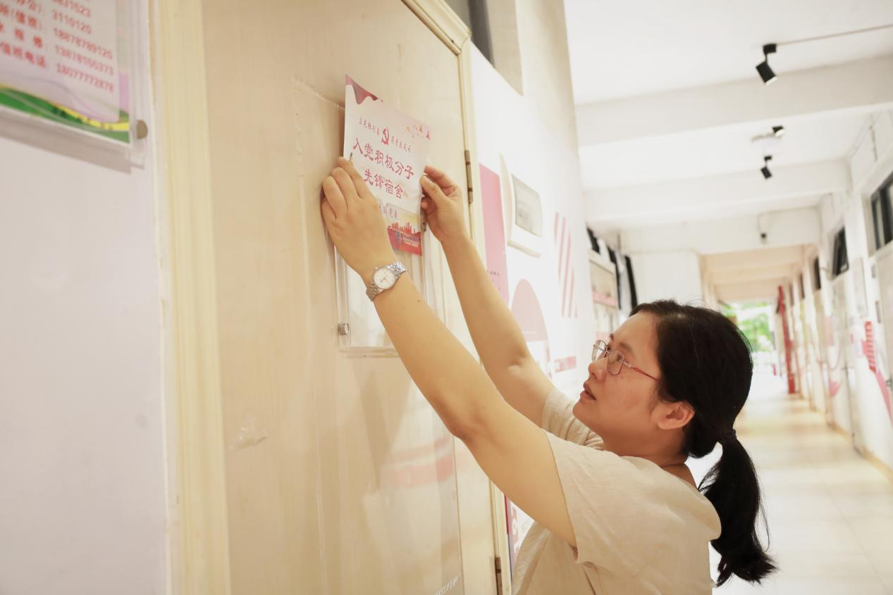 學(xué)院團(tuán)總支李姿蓉書記為“入黨積極分子宿舍”掛牌