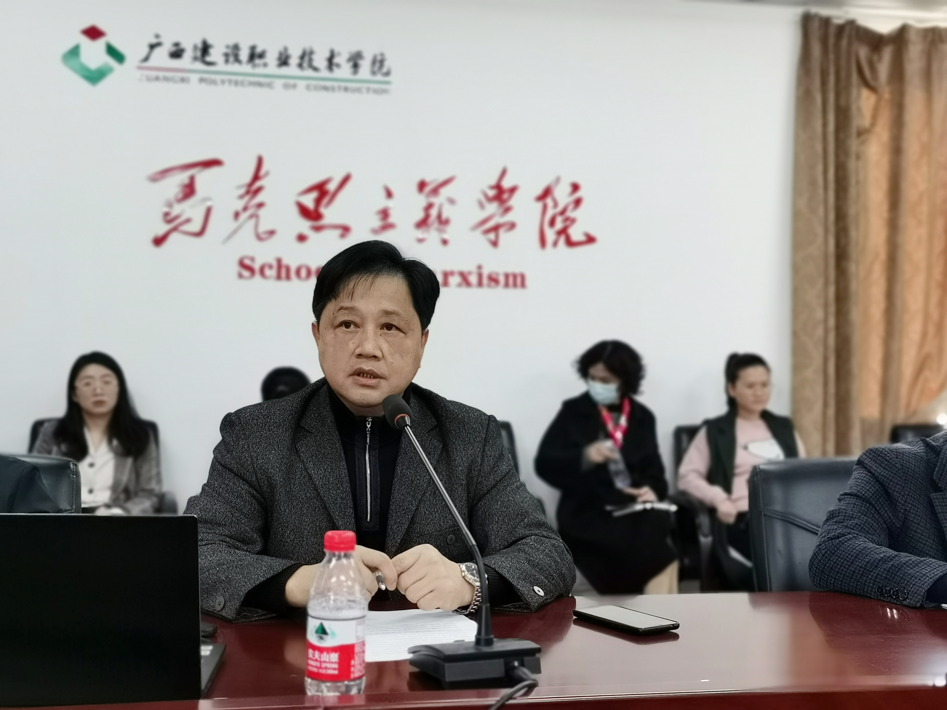 學校黨委副書記曾繁雄參加會議并發言