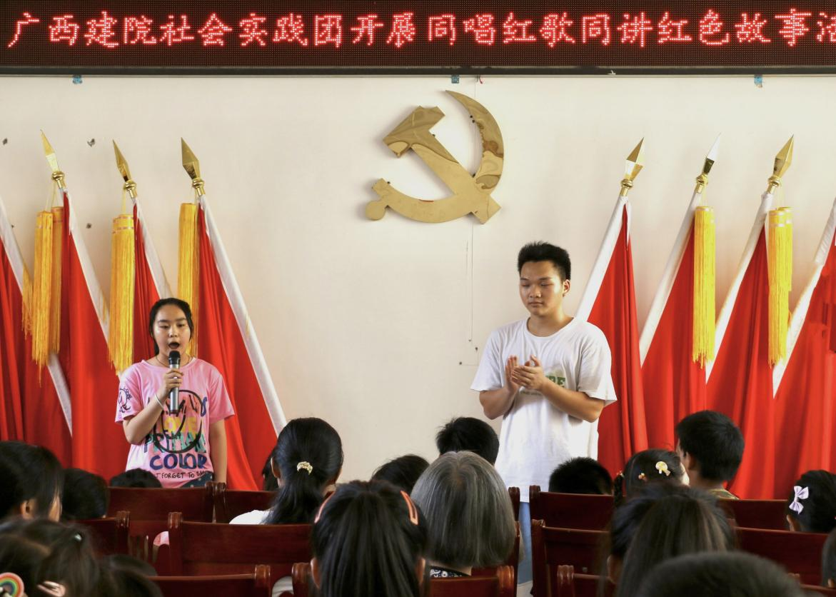 當地小朋友分享自己了解的紅色故事