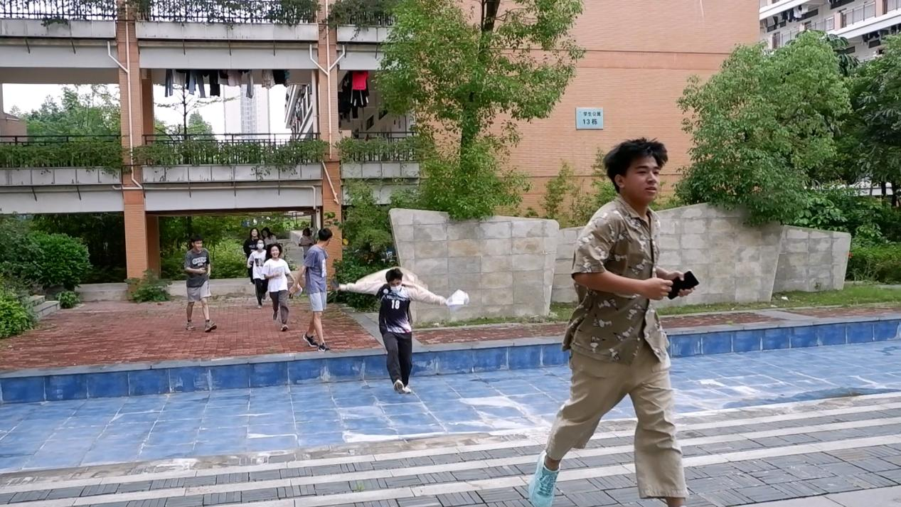 參賽團(tuán)隊(duì)在奔跑過(guò)程中爭(zhēng)分奪秒