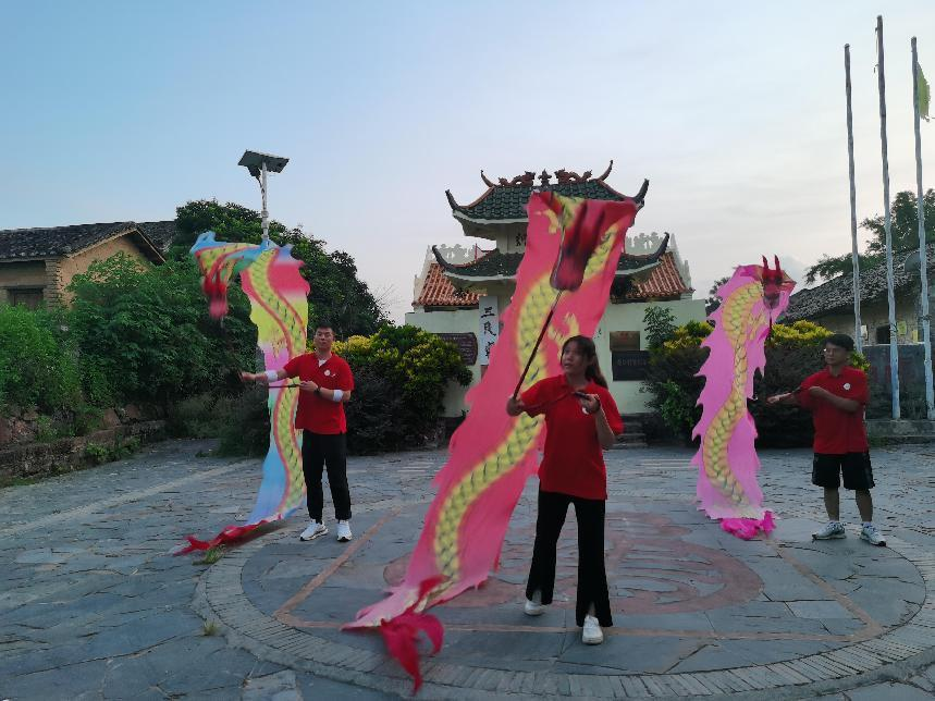 實(shí)踐團(tuán)成員表演彩帶龍健身操