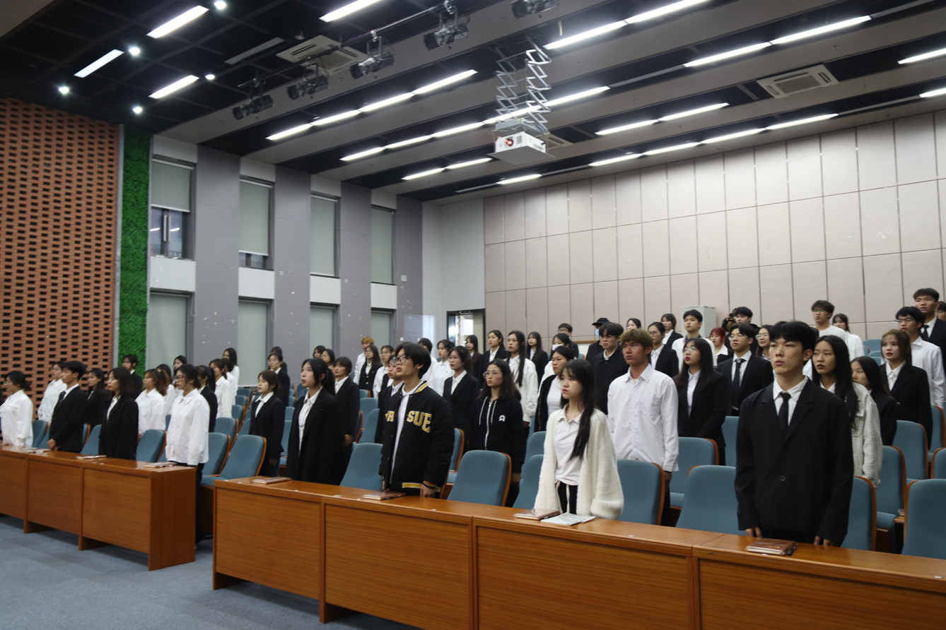 全體起立，奏唱國歌