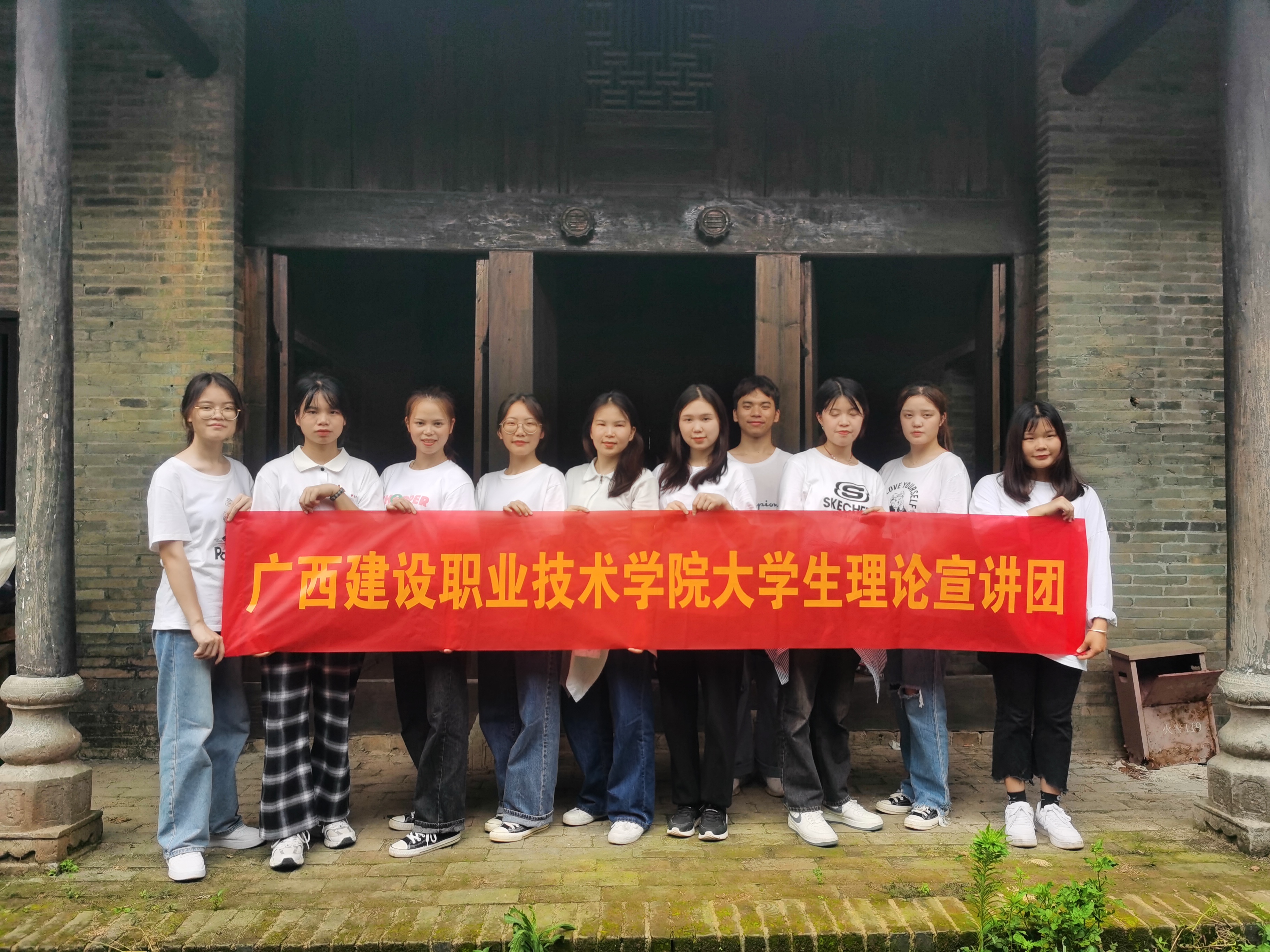 宣講團(tuán)成員在古建筑前合影