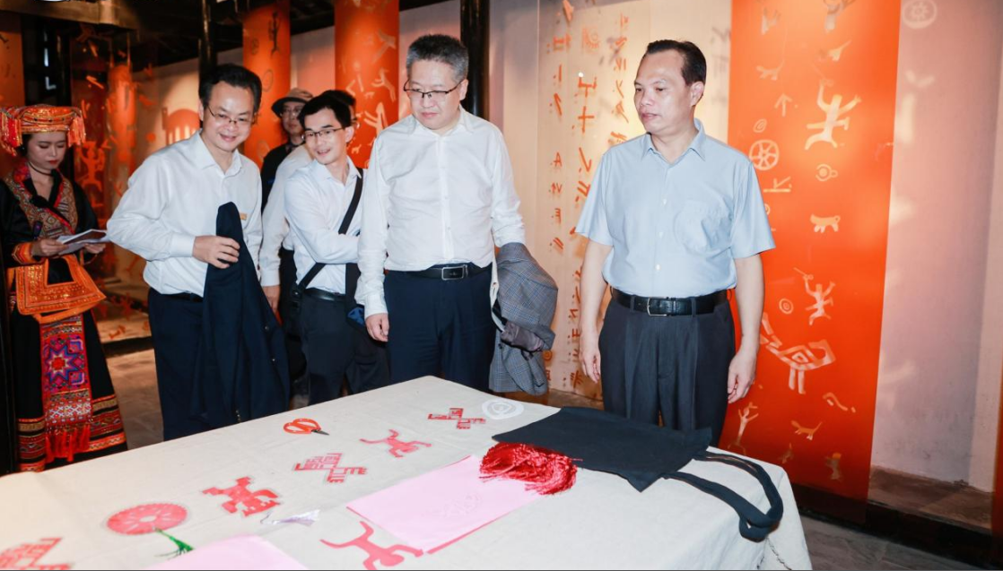 自治區文化和旅游廳黨組成員、副廳長賴富強和自治區文物局副局長顧航 參觀展位