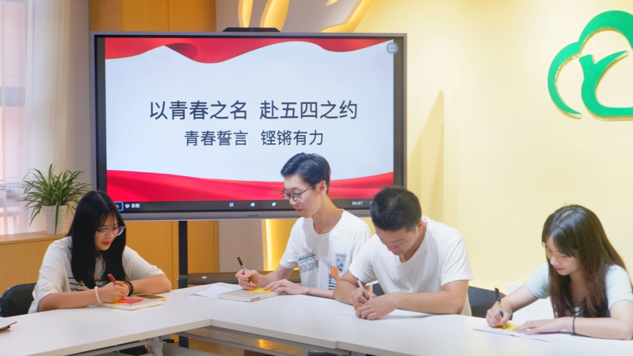 與會人員寫下各自的青春宣言