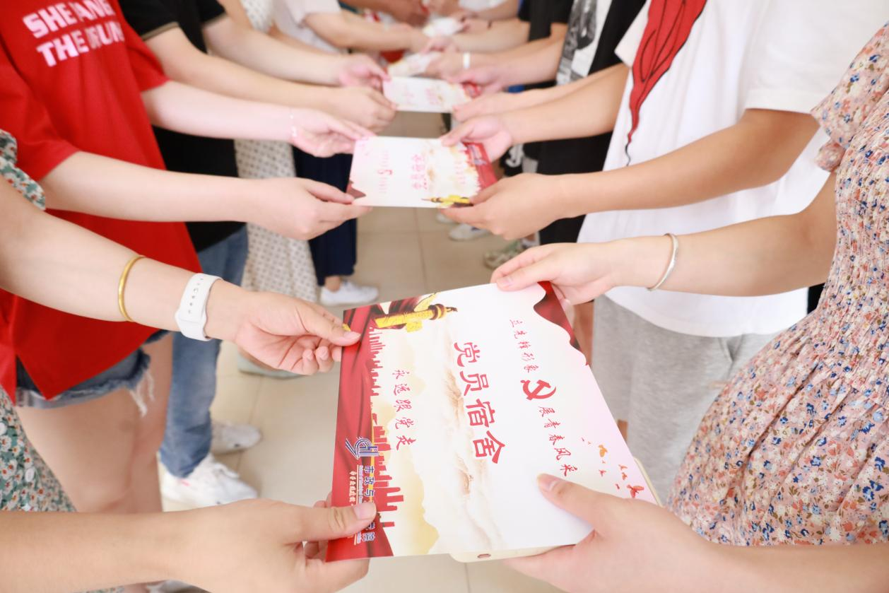 黨員教師為“學(xué)生黨員宿舍”授牌