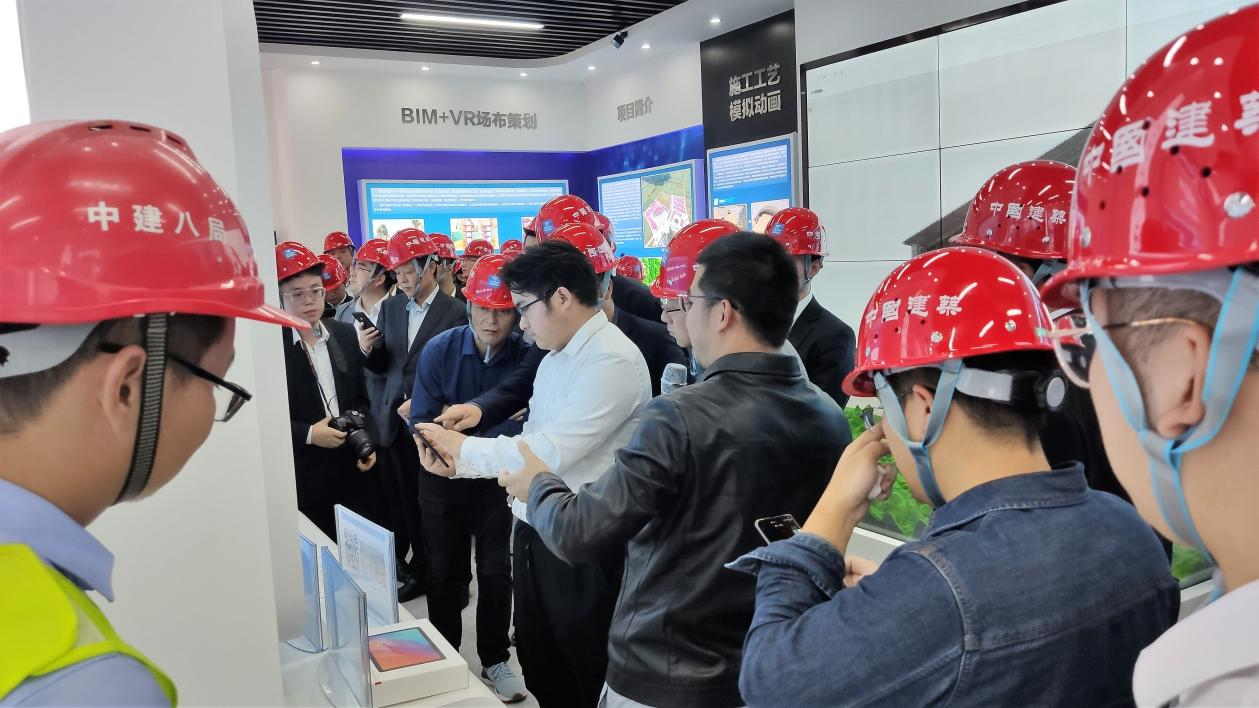 實(shí)習(xí)期間羅耿神在中建基礎(chǔ)廣西區(qū)域隧道施工技術(shù)交流觀摩活動(dòng)中為觀摩團(tuán)進(jìn)行講解