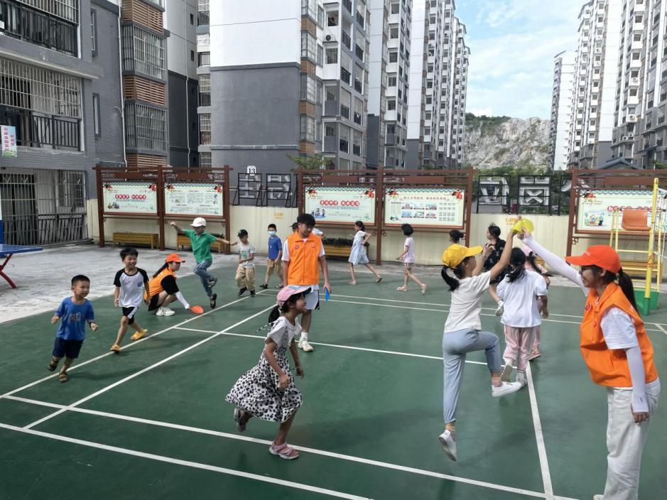 志愿服務團成員組織孩子們進行戶外團輔活動“趣味障礙跑圈”