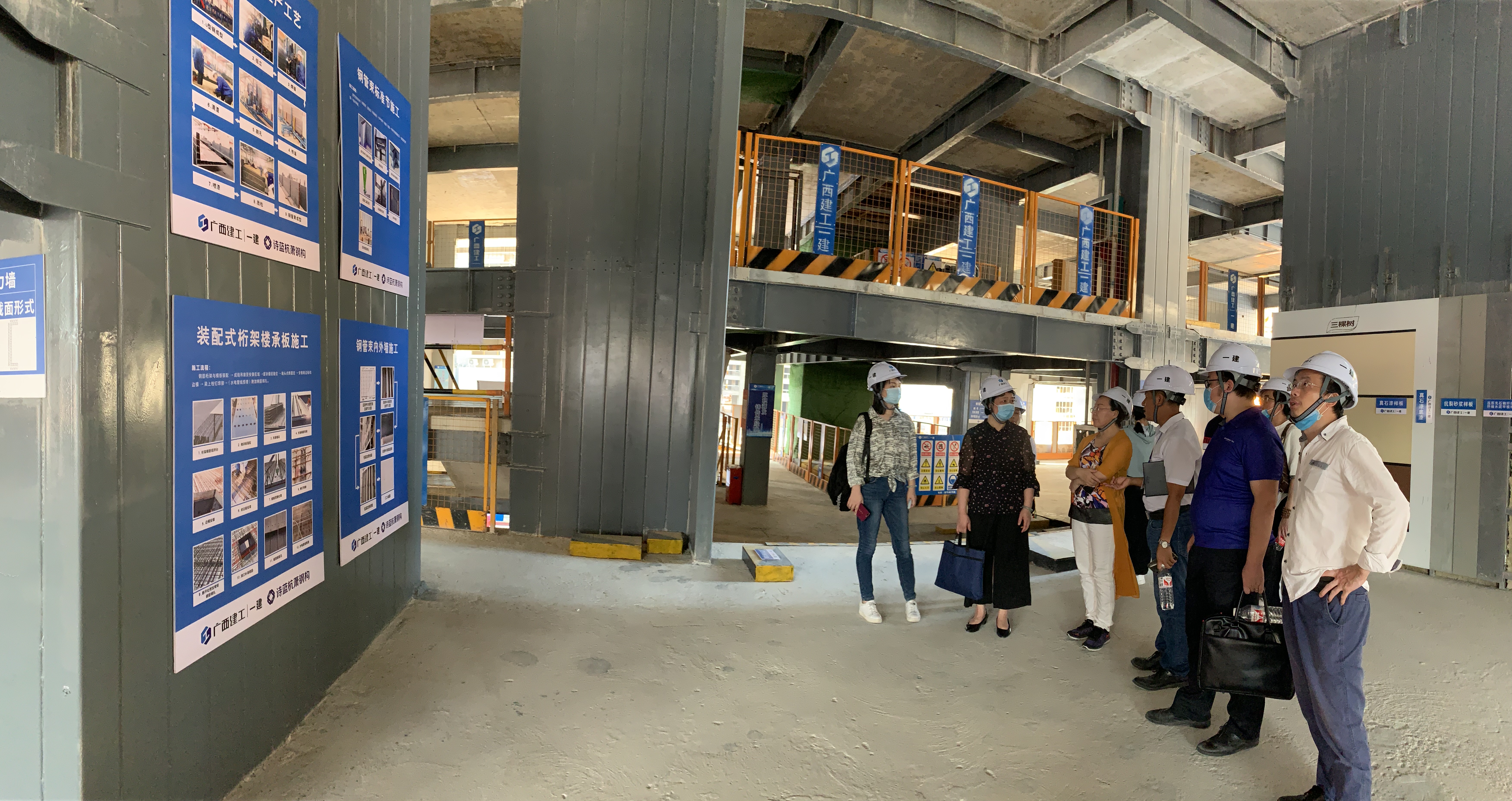 與會(huì)人員參觀“智慧工地”