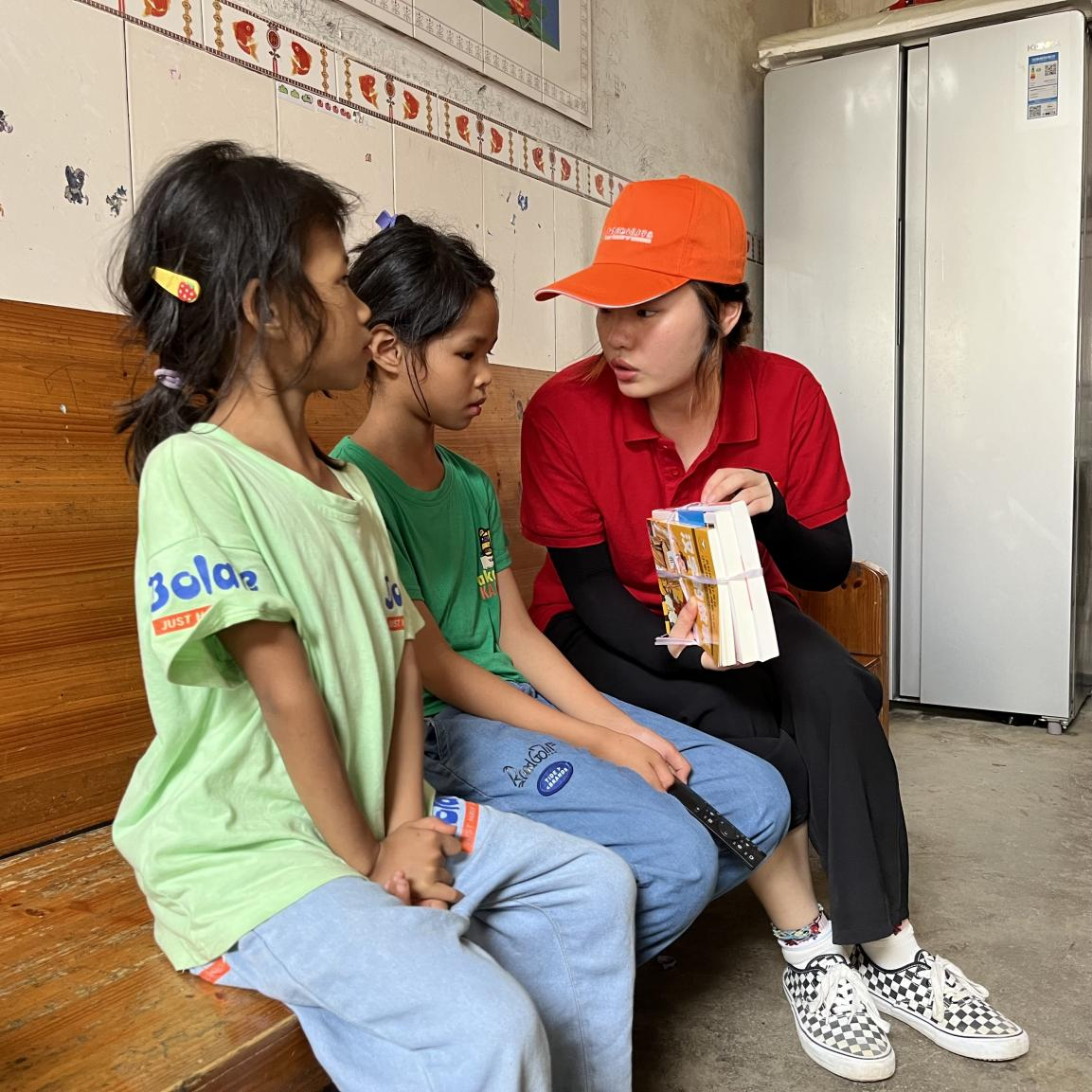 志愿者覃萍給小朋友們介紹書籍