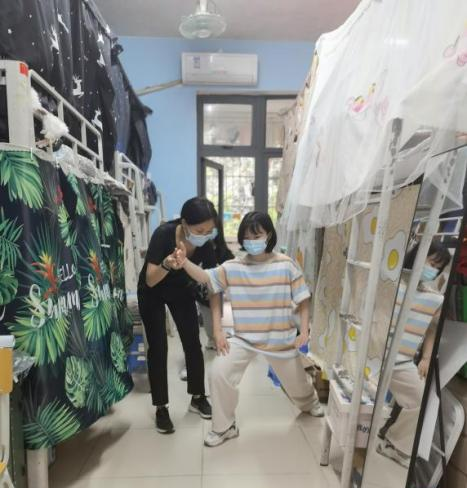 在校體育教師深入學(xué)生宿舍指導(dǎo)體育鍛煉