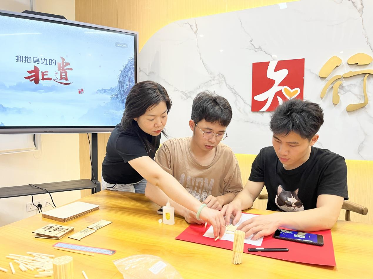 曾麗莎老師指導學生搭建模型