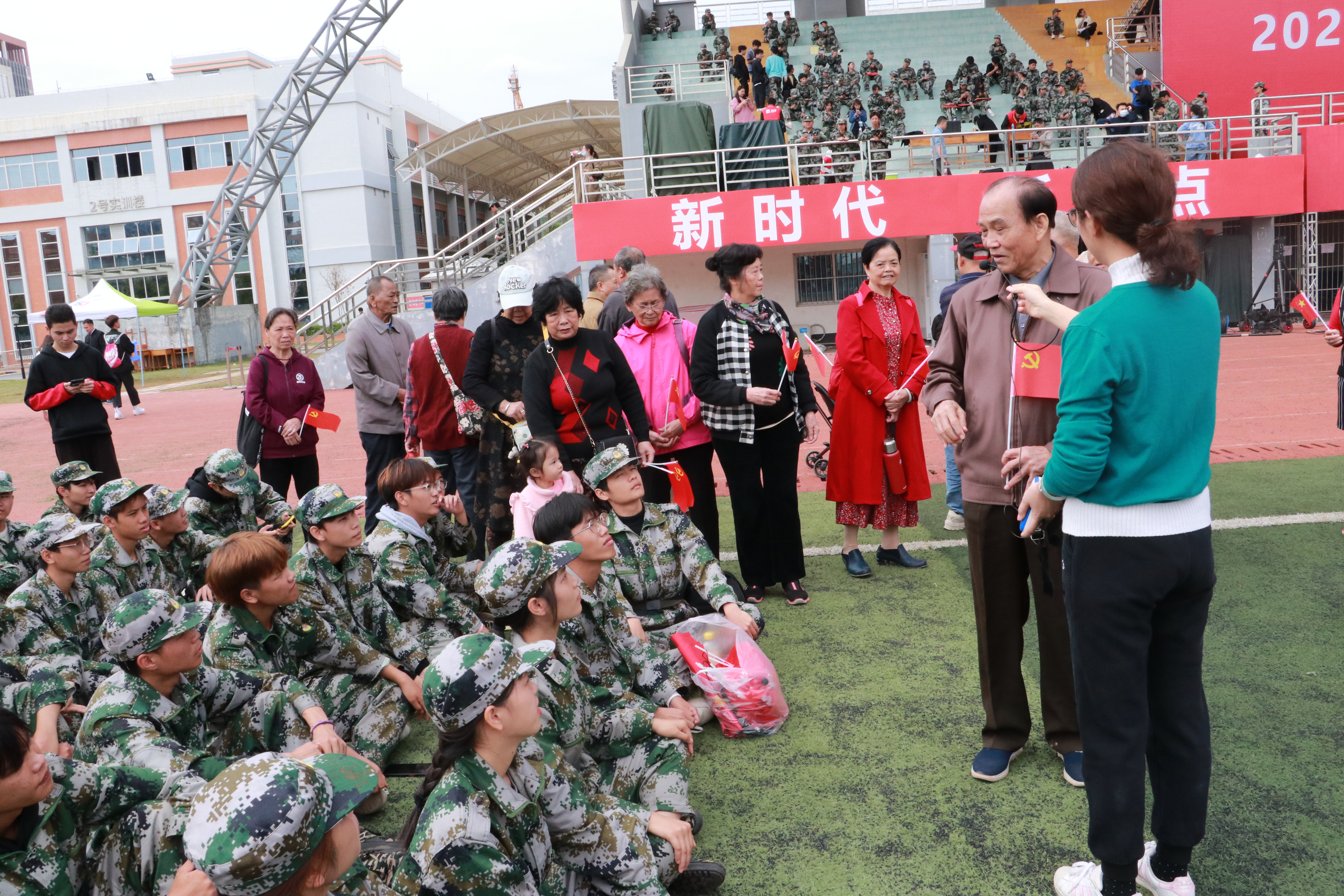 光榮在黨50年老黨員——蘭旭榮叮囑同學們好好學習