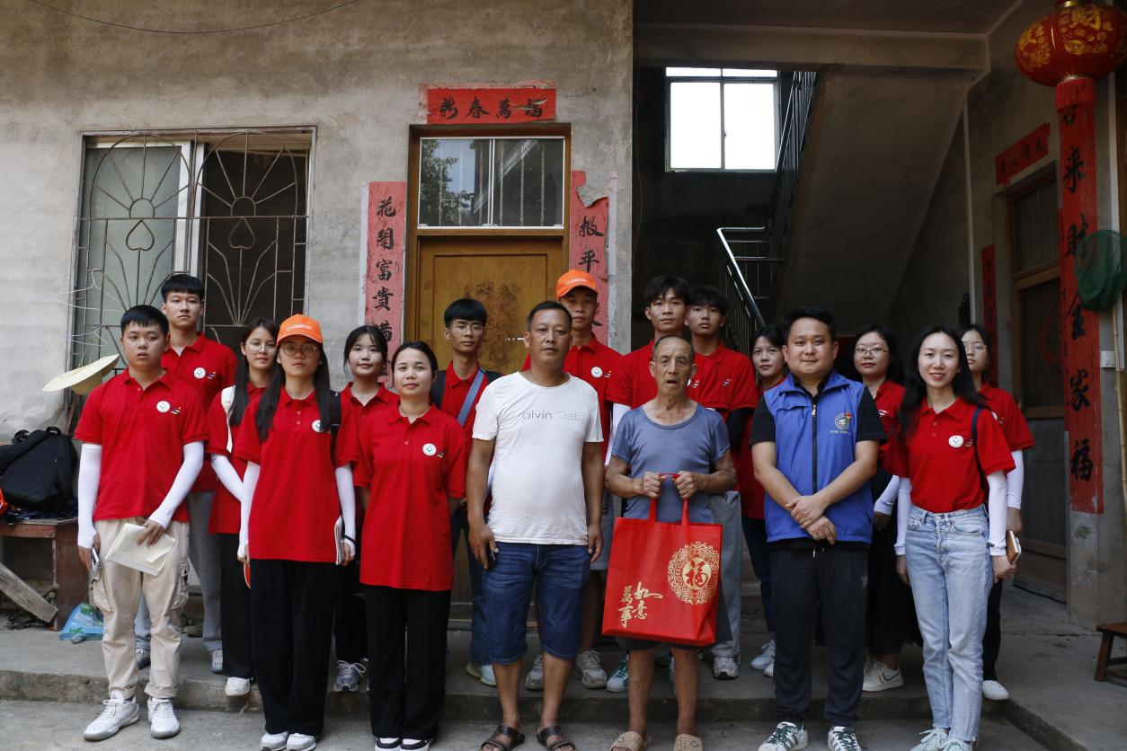 老黨員周一龍（前排右三）與實踐團成員合影