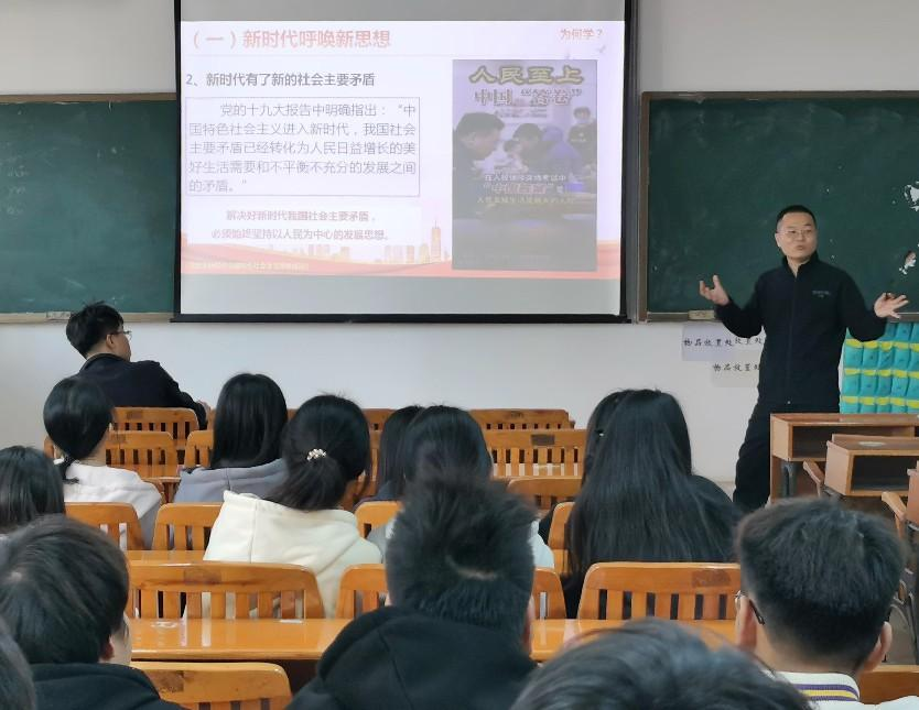 常叔杰老師給學生講授“開學第一課”