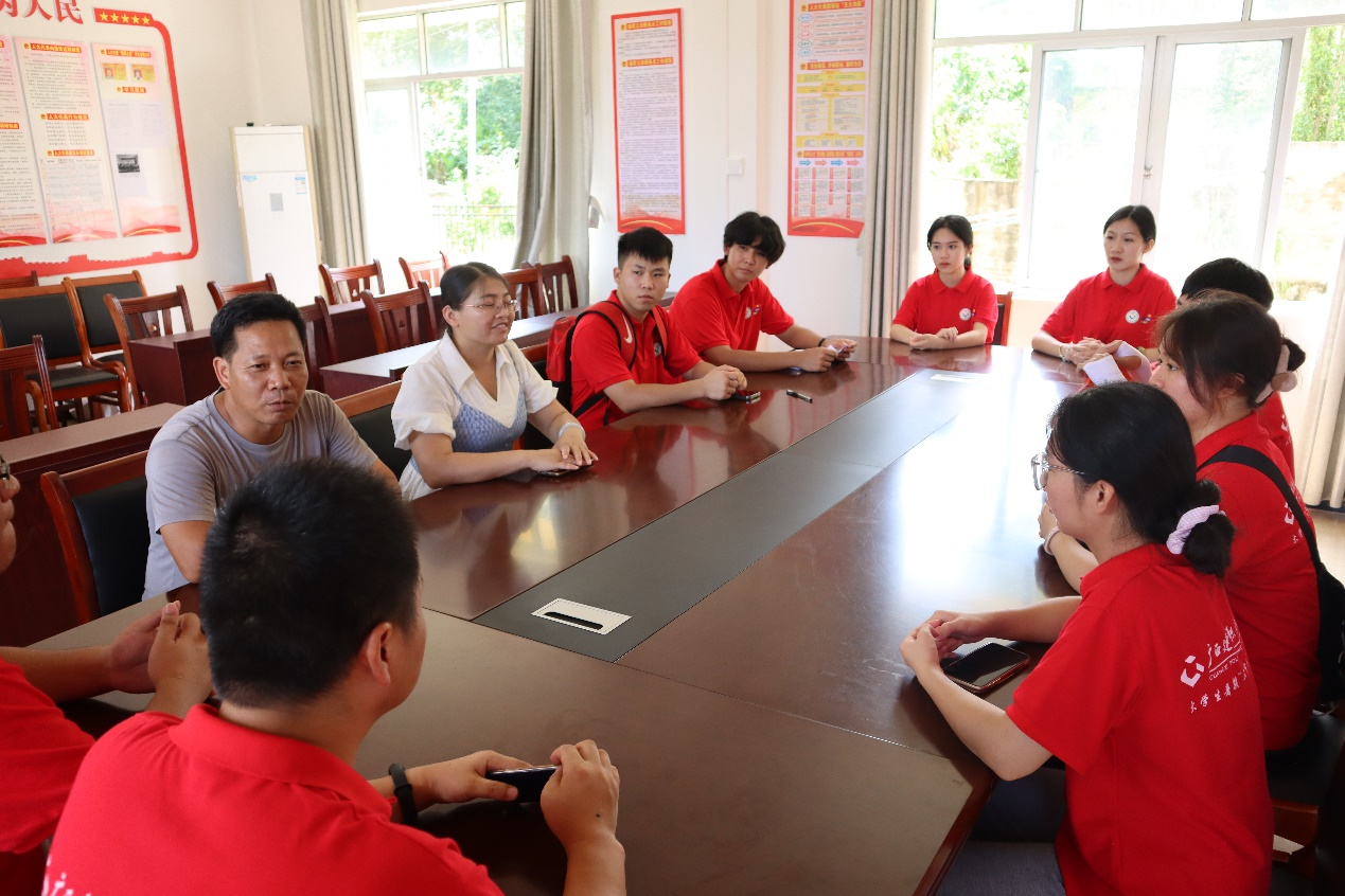 與村干部面對面交流座談