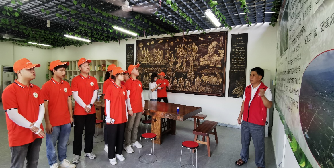 講解員講解粉葛試驗(yàn)基地歷史