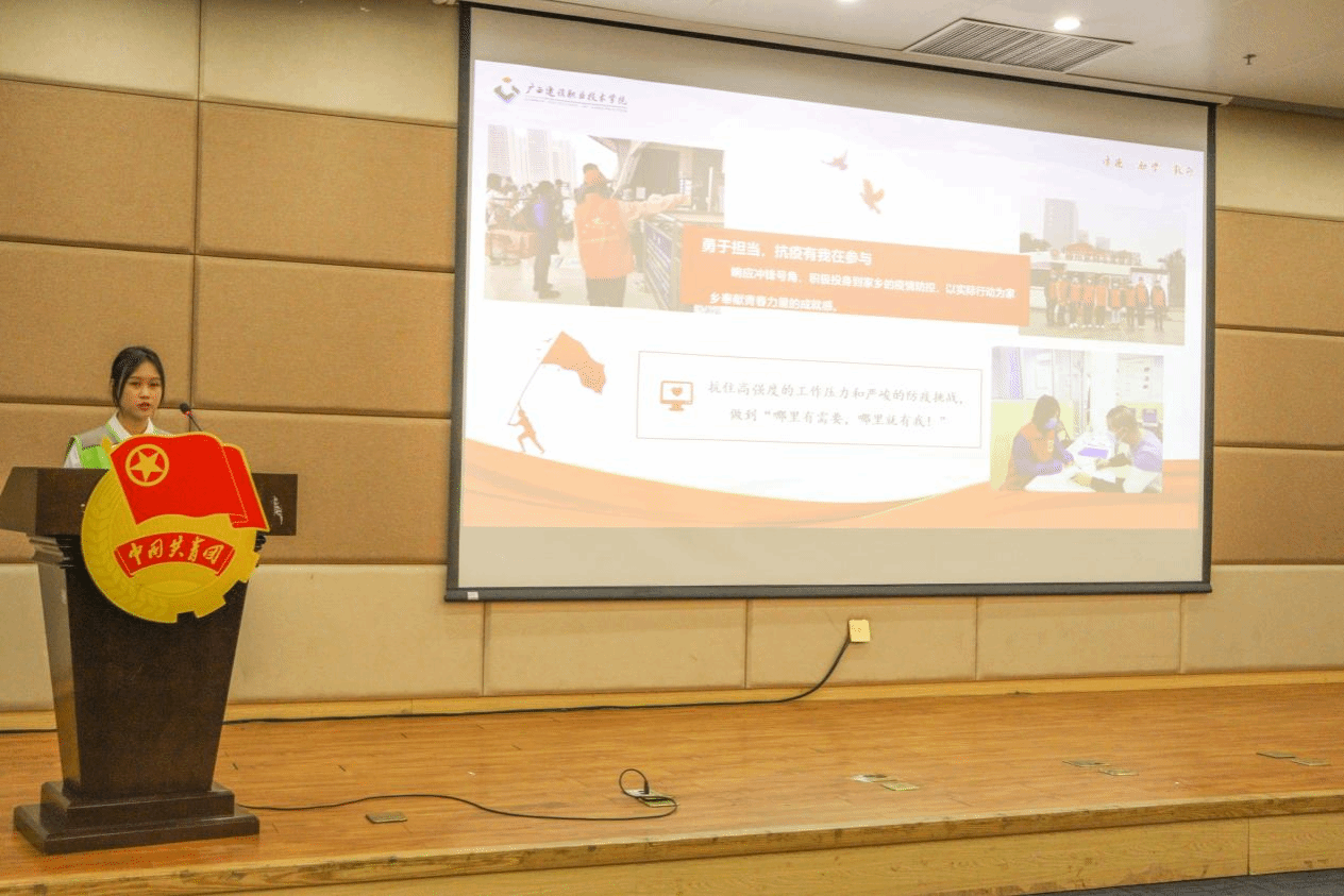 十佳青年志愿者代表凌金宏同學(xué)作交流發(fā)言