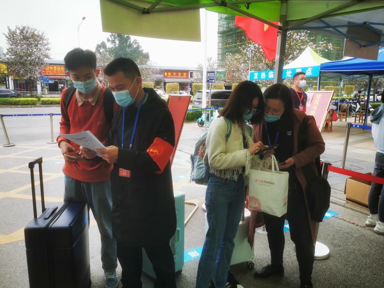 黨員突擊隊核查入校學(xué)生信息