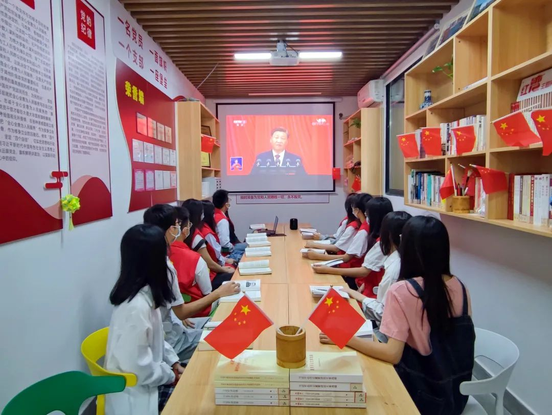 建筑與規(guī)劃學(xué)院學(xué)生公寓黨建工作室觀看大會現(xiàn)場