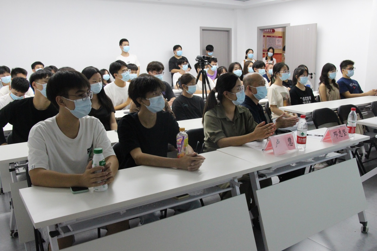 講座現場師生認真聆聽