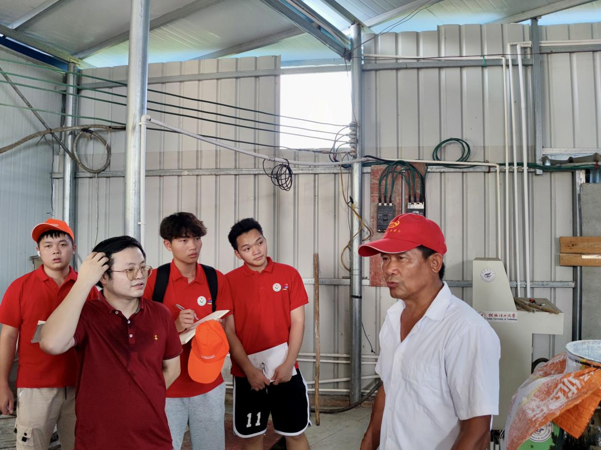 灌陽縣永盈紅薯粉產銷專業合作社法人王熙槐向觀察團介紹合作社產銷模式