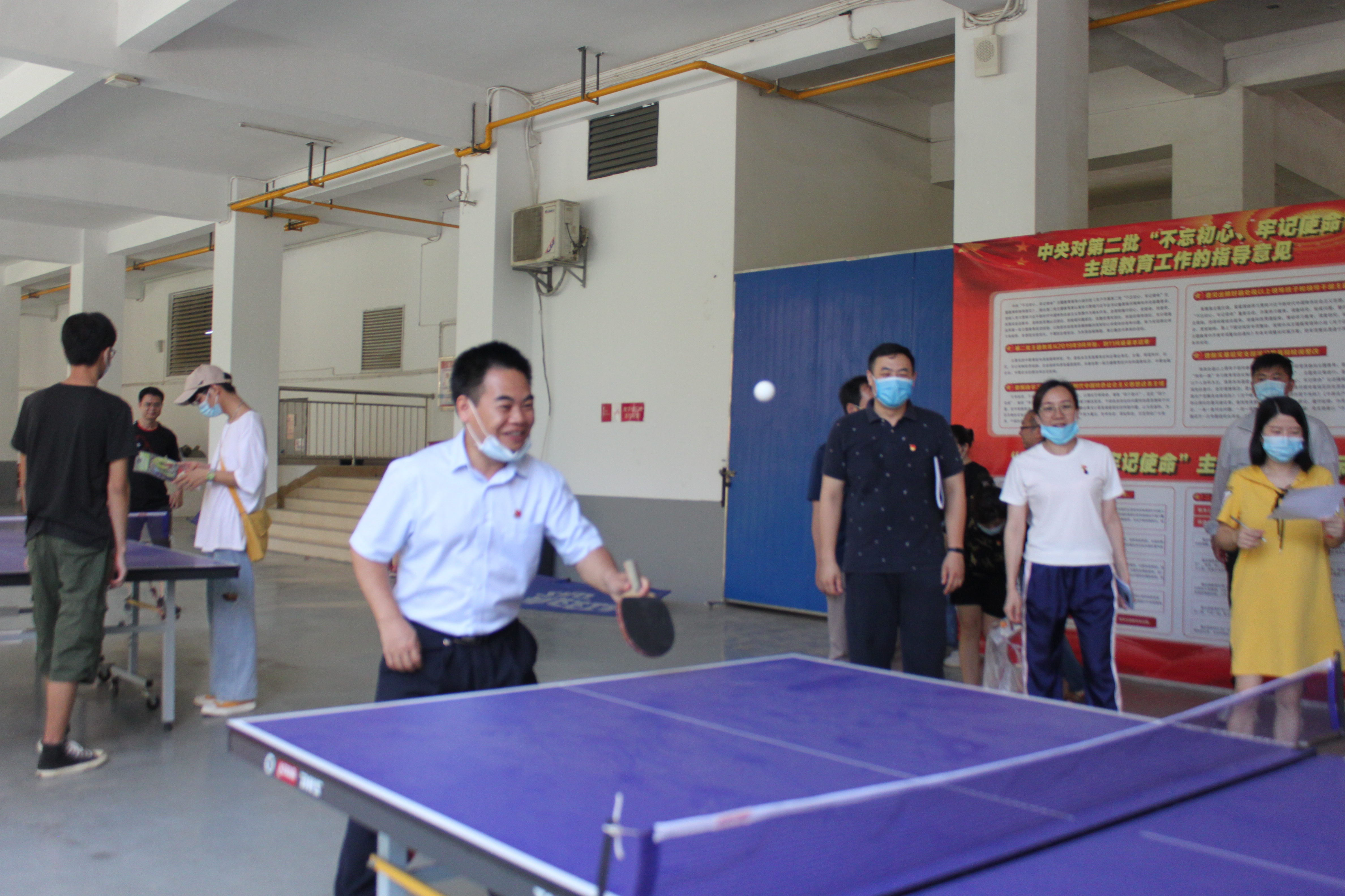 唐東升書記參與乒乓球運動