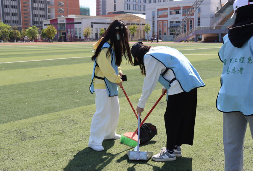 志愿者們在田徑場打掃