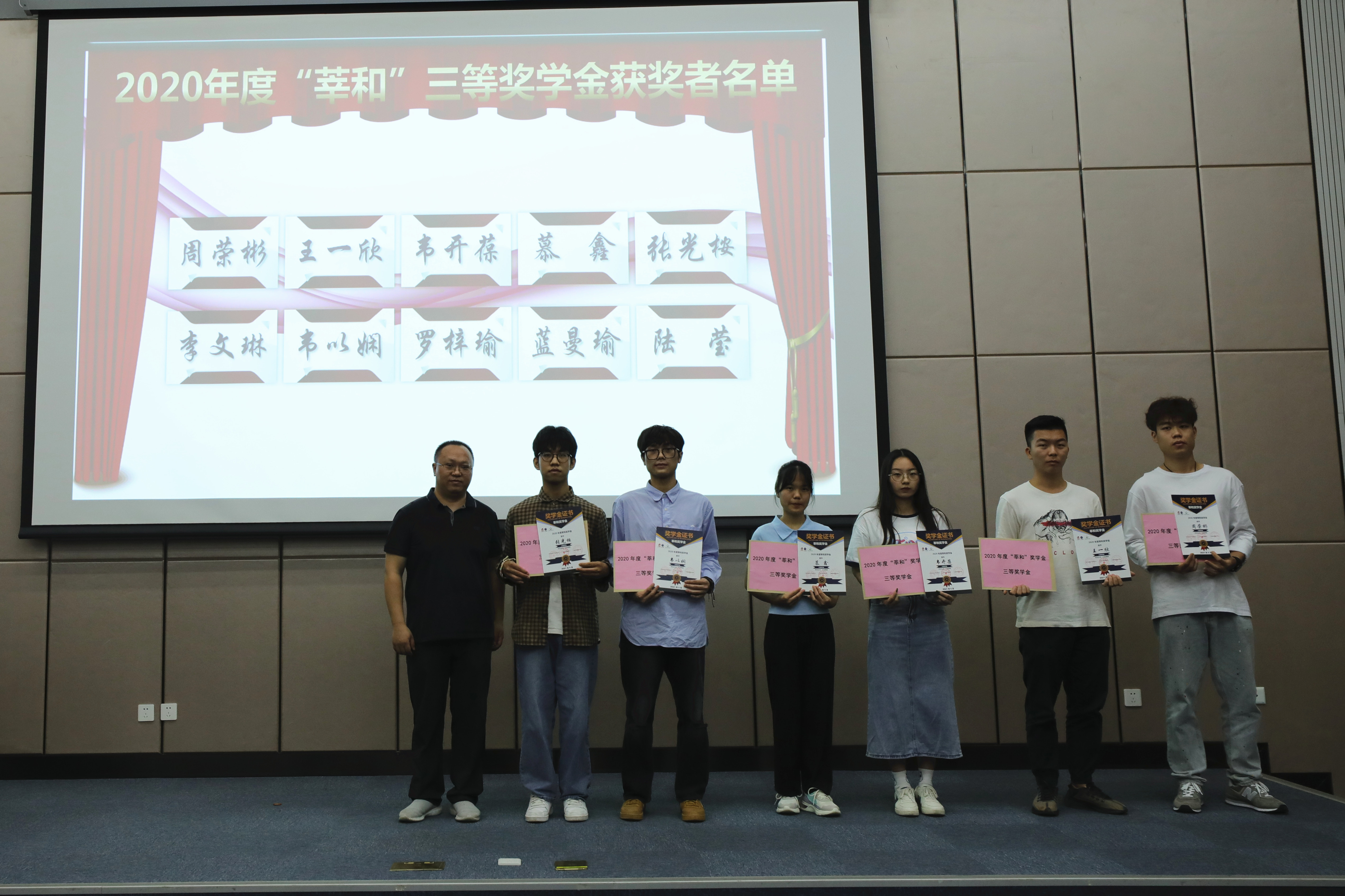 付春松處長為獲獎同學頒獎