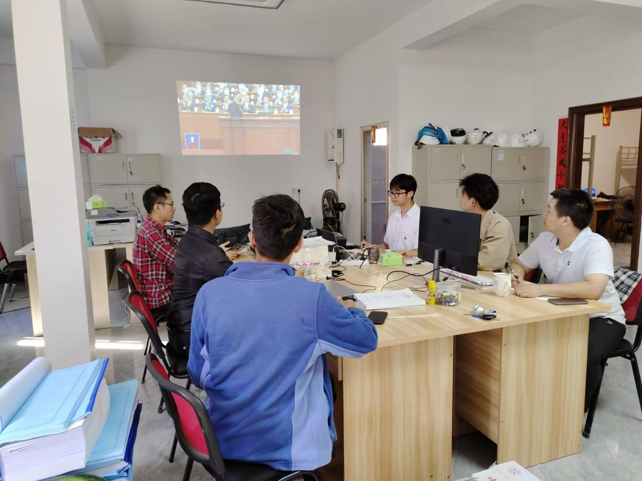 學生在實習單位觀看大會直播