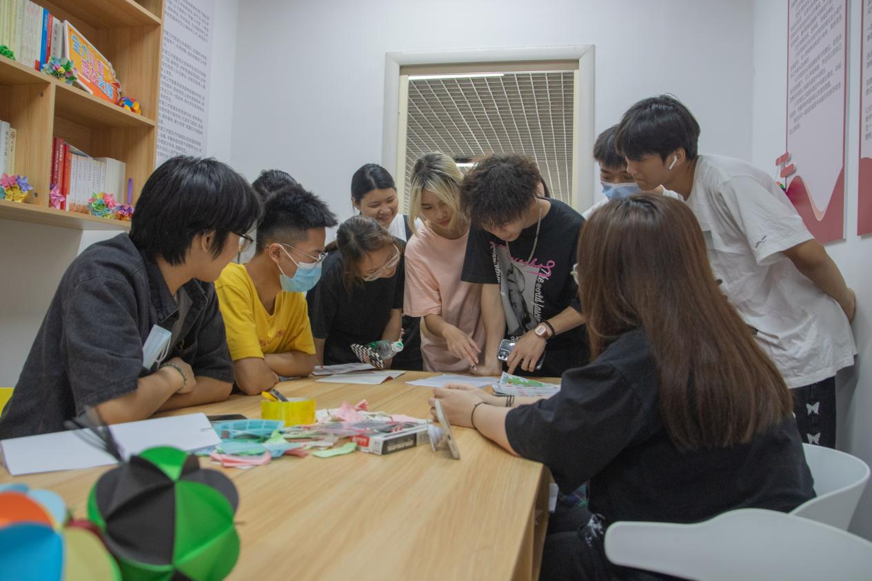 參賽團(tuán)隊(duì)在黨建工作室進(jìn)行黨史知識(shí)問(wèn)答