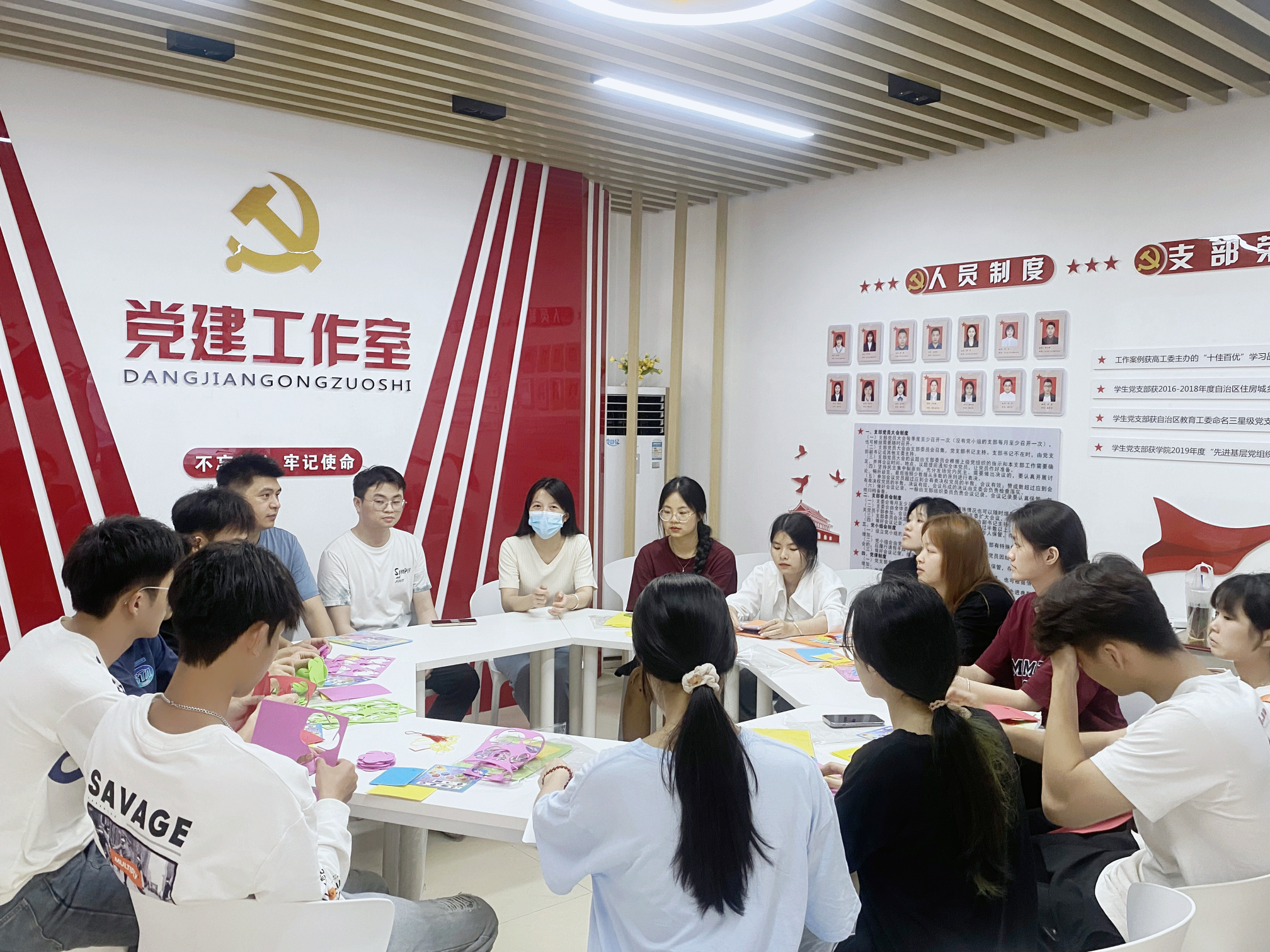 莫智婷老師向同學們介紹本次活動