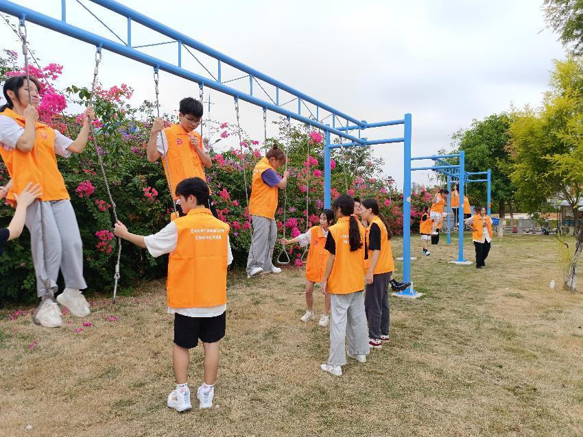 隊(duì)員正在過繩索環(huán)