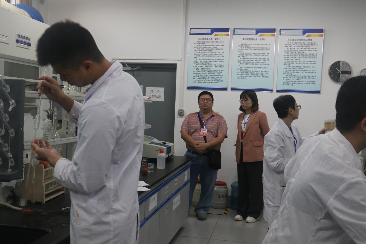 自治區職業技能鑒定中心質量科科長陳利軍對考評過程監督