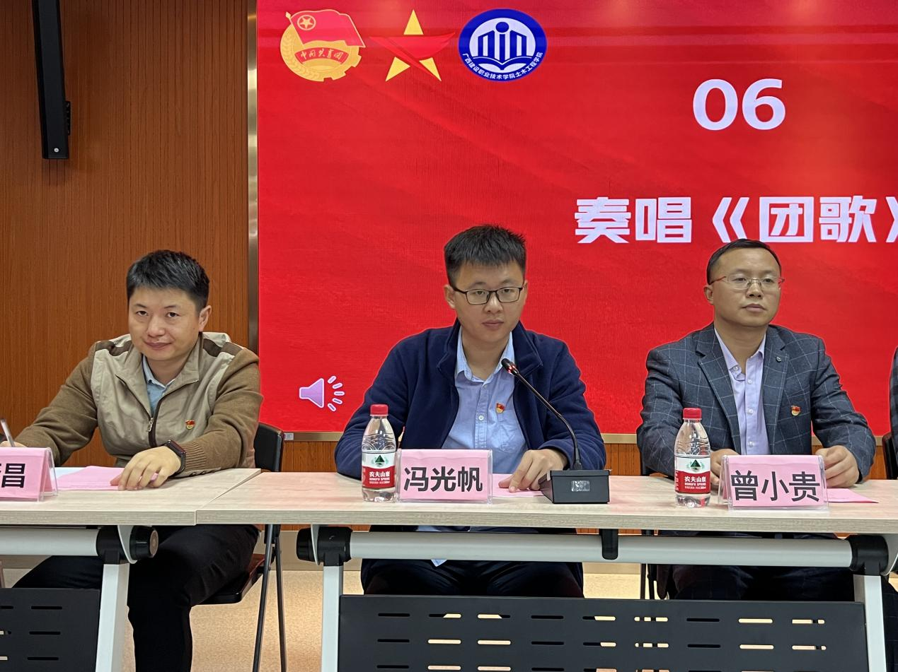 學(xué)院團(tuán)總支書記馮光帆在開班儀式上講話